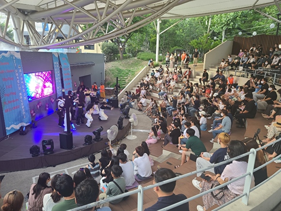 김광석 다시 그리기 길 야외콘서트홀에서 지난 25일 한 댄스팀이 6월 매마토문화공연을 펼치고 있다. [사진=중구청]