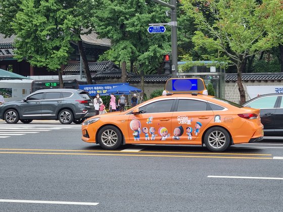 15일 서울 시내 택시표시등 광고 플랫폼을 지붕에 부착한 택시가 도로에 서 있다. 이수민 기자