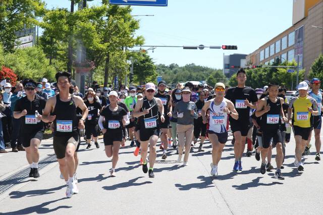 ▲ 지난 25일 동해문화예술회관 일대에서 1000여명의 시민이 참가한 가운데 열린 제23회 동해시민달리기대회에서 참가자들이 힘찬 레이스를 펼치고 있다. 전인수
