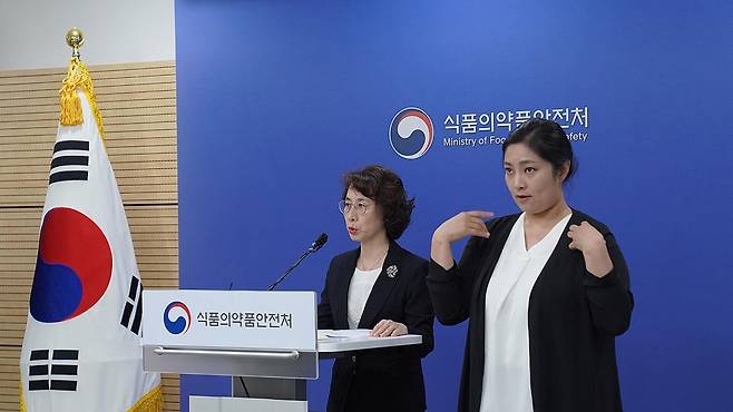 Seo Kyung-won, Director General of the National Institute of Food and Drug Safety Evaluation, announces the Central Pharmaceutical Affairs Council’s conclusion to allow the approval of SK Bioscience‘s COVID-19 vaccine SKYCovione in a briefing held at the Ministry of Food and Drug Safety on Monday. (Ministry of Food and Drug Safety)
