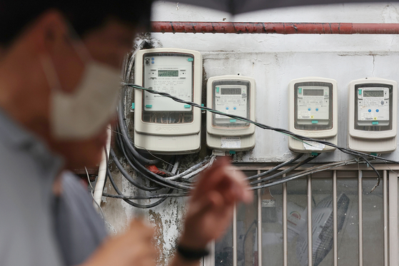 Electricity meter on a building in Seoul on Monday. The government announced that it is raising utility rates, including the electricity rate, due to rising international energy prices and won falling against the dollar. [YONHAP]