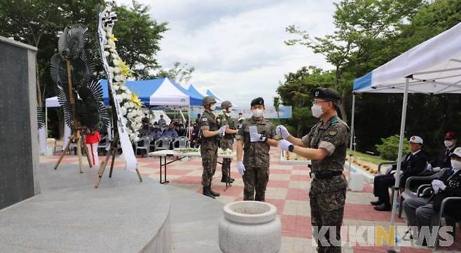 27일 제72주년 강릉지구 포병전투 전승행사서 육군 21사단장이 헌화하고 있다.