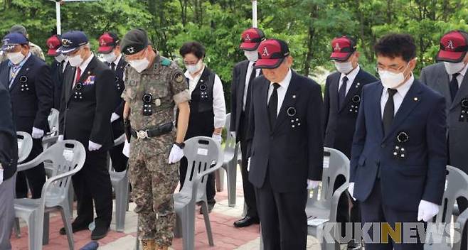 27일 육군 21사단이 개최한 제72주년 강릉지구 포병전투 전승행사 참석자들이 묵념을 하고 있다.