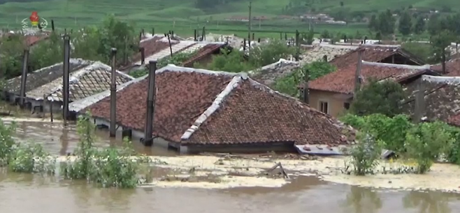 지난해 북한 함경남도 곳곳에 내린 폭우로 인해 주택 1170여호가 침수됐다. 사진은 지붕만 남기고 물에 잠긴 주택들 모습.   사진=연합뉴스