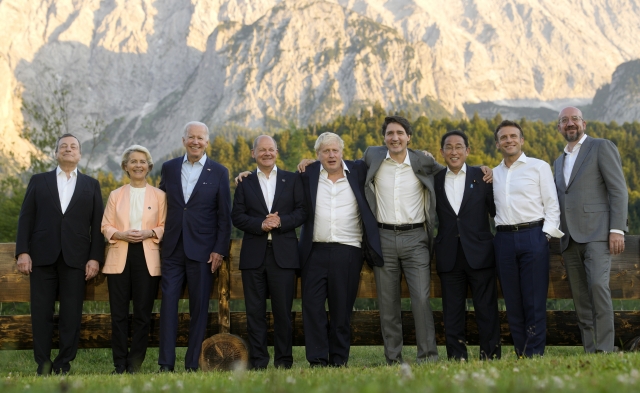 G7 정상들이 26일(현지시간) 독일 엘마우에서 열린 G7 정상회의에서 단체사진을 찍고 있다. 왼쪽부터 마리오 드라기 이탈리아 총리, 우르줄라 폰데어라이엔 유럽연합(EU) 집행위원장, 조 바이든 미국 대통령, 올라프 숄츠 독일 총리, 보리스 존슨 영국 총리, 쥐스탱 트뤼도 캐나다 총리, 기시다 후미오 일본 총리, 에마뉘엘 마크롱 프랑스 대통령, 샤를 미셸 EU 정상회의 상임의장. AP 뉴시스