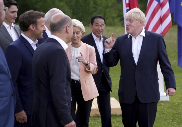보리스 존슨(오른쪽) 영국 총리가 G7 정상들과 대화하고 있다. AP 뉴시스