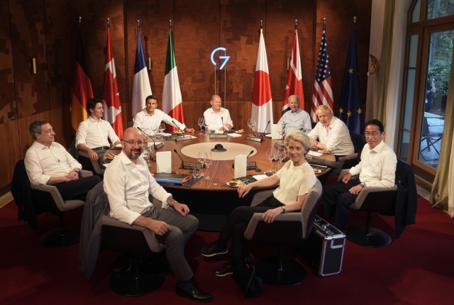 G7 정상들이 26일(현지시간) 독일 엘마우 성에서 만찬 행사를 위해 모여 있다. AP 뉴시스
