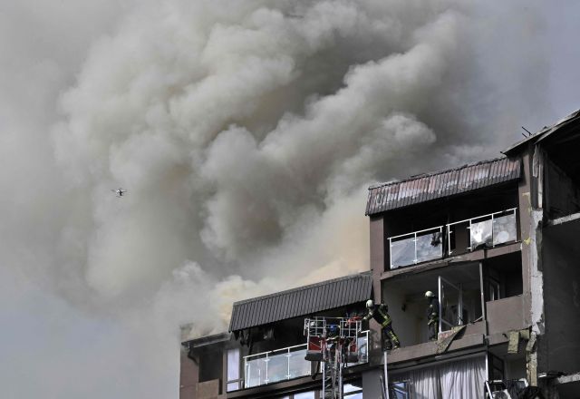 26일(현지시간) 키이우의 한 주거구역에 러시아군이 쏜 미사일로 인해 아파트가 불길에 휩쌓였다. AFP연합뉴스