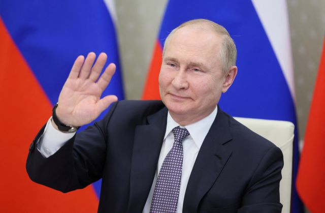 블라디미르 푸틴 러시아 대통령이 지난 24일(현지시간) 수도 모스크바에서 브릭스(브라질·러시아·인도·중국·남아프리카공화국) 플러스 정상 간 화상회의에 참석해 손을 흔들고 있다. 로이터연합뉴스