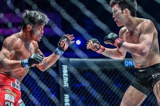 추성훈(왼쪽)이 아오키 신야(오른쪽)에게 거둔 역전승이 2022년 원챔피언십 상반기 종합격투기 명승부 3위로 뽑혔다. 사진=ONE Championship 제공