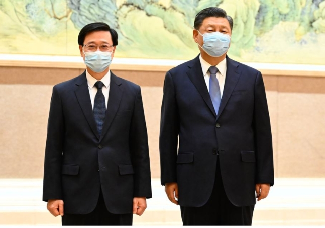 시진핑 중국 국가주석(오른쪽)과 존 리 홍콩 신임 행정장관 당선인/ⓒ신화=뉴시스