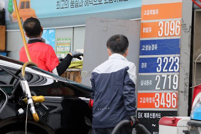 석유업계가 정부의 유류세 추가 인하 조치를 즉각 반영할 방침이다. 사진은 서울 소재 주유소 모습. /사진=뉴스1