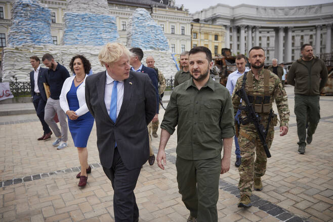 보리스 존슨 영국 총리(왼쪽)이 17일(현지시간) 우크라이나 수도 키이우를 방문해 볼로디미르 젤렌스키 대통령(오른쪽)과 함께 성 미하일로프스키 성당 인근 광장을 나란히 걸어가고 있다. 존슨 총리의 키이우 방문은 이번이 2번째다. [우크라이나 대통령실]