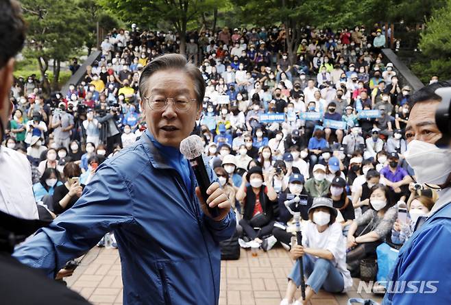 [인천=뉴시스] 고승민 기자 = 이재명 더불어민주당 의원이 18일 인천 계양산 야외공연장에서 열린 '이재명과 위로걸음, 같이 걸을까' 만남에서 지지자들과 대화를 하고 있다. 2022.06.18. kkssmm99@newsis.com