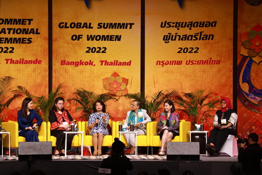 지난 23일(현지시간) 태국 방콕 센타라 그랜드 & 방콕 컨벤션센터에서 열린 ‘제32회 세계여성지도자회의(GSW)’에서 아이린 나티비다드 회장(왼쪽 세 번째)이 포럼을 진행하고 있다. GSW 제공