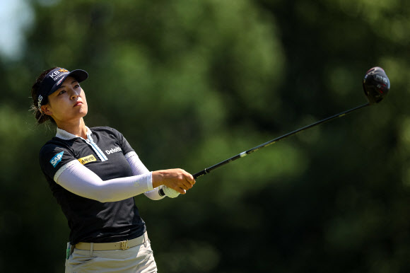 전인지 나이스 샷 - 27일(한국시간) 미국 메릴랜드주 베세즈다의 콩그레셔널 컨트리클럽(파72·6831야드)에서 열린 미국여자프로골프(LPGA) 투어 메이저대회 ‘KPMG 여자 PGA 챔피언십’(총상금 900만 달러)에서 우승을 차지한 샷을 날린 후 공을 보고 있다.메릴랜드 USA투데이 연합뉴스