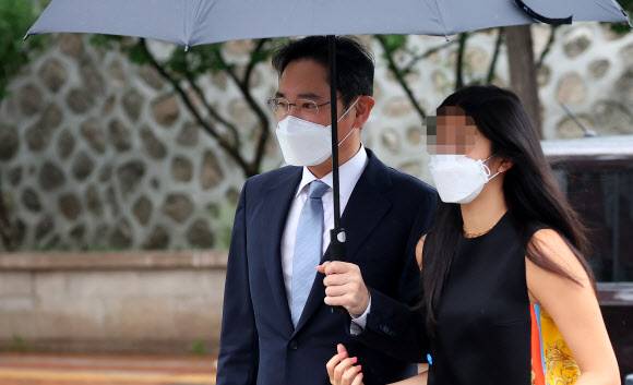 이재용 부회장, 정의선 회장 장녀 결혼식 참석 - 이재용 삼성전자 부회장이 27일 정의선 현대차그룹 회장 장녀 진희씨 결혼식이 열리는 서울 중구 정동교회로 딸과 함께 들어가고 있다. 2022.6.27 연합뉴스