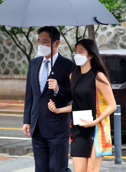 정의선 회장 장녀 결혼식 참석하는 이재용 부회장 - 이재용 삼성전자 부회장 부녀가 27일 정의선 현대차그룹 회장 장녀 진희씨 결혼식이 열리는 서울 중구 정동교회로 들어가고 있다. 2022.6.27 연합뉴스