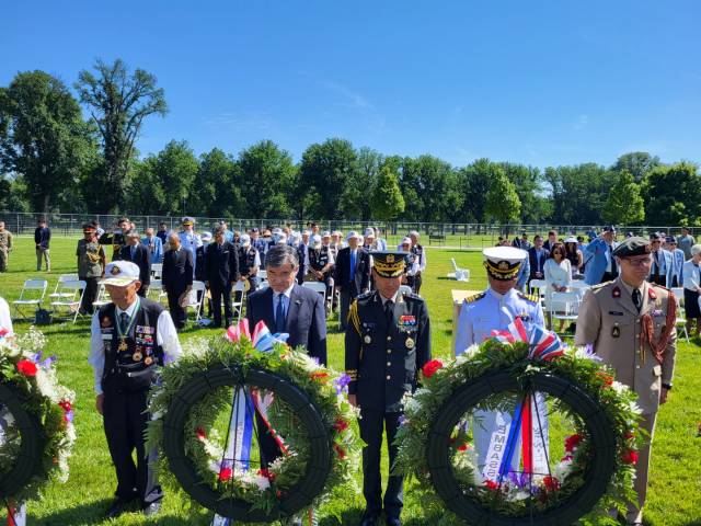 조태용(앞줄 왼쪽 두 번째) 주미대사가 25일(현지 시간) 워싱턴DC 한국전참전기념공원에서 열린 한국전쟁 72주년 추모 행사에서 참석자들과 함께 묵념하고 있다. 사진 제공=주미대사관