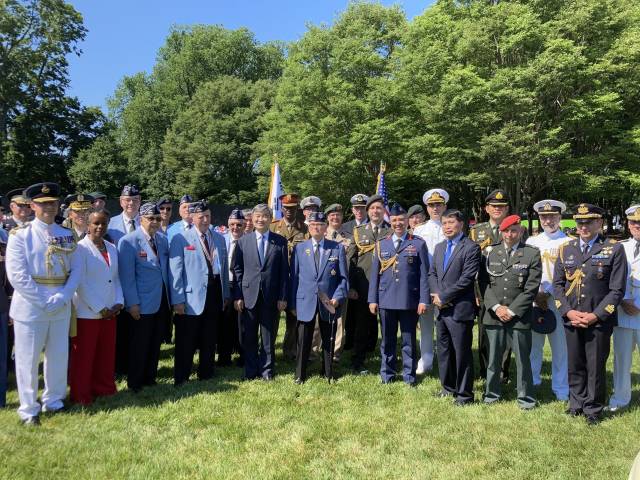 조태용(가운데) 주미대사와 한국전 참전용사들이 25일(현지 시간) 워싱턴DC 한국전참전기념공원에서 열린 한국전쟁 72주년 추모 행사에 참석해 기념 촬영을 하고 있다. 사진 제공=주미대사관