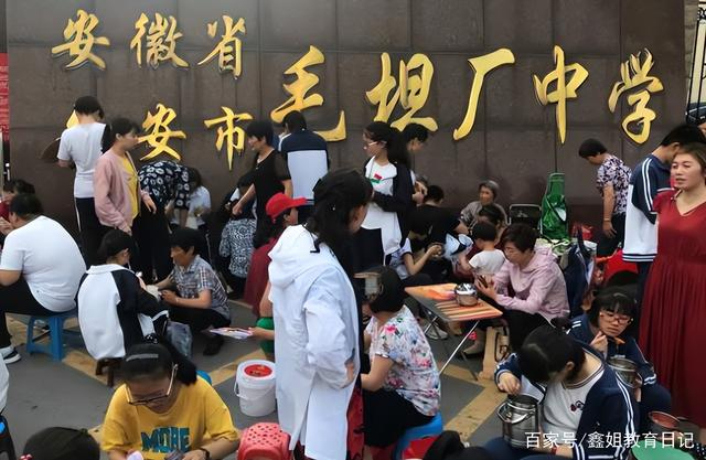 안후이성 루안시의 재수 명문 학교로 이름을 떨치고 있는 마오탄창중학(고등학교)에 지원하려는 학생과 가족들이 모여 있다. 웨이보 캡쳐