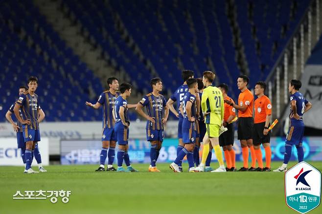 울산 선수들이 지난 26일 울산문수구장에서 열린 K리그1 성남전에서 0-0으로 비긴 뒤 심판에게 판정 기준을 묻고 있다.
