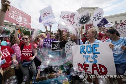 미 대법원 판결에 환호하는 낙태 반대론자들(2022.6.26) [AP 연합뉴스 자료사진. DB 및 재판매 금지]