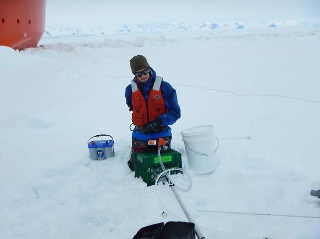 남극 바다얼음 밑에서 지질 시료를 채취 중인 연구진  [Benjamin Van Mooy / ⓒ Woods Hole Oceanographic Institution 제공/ 재판매 및 DB 금지] photo@yna.co.kr