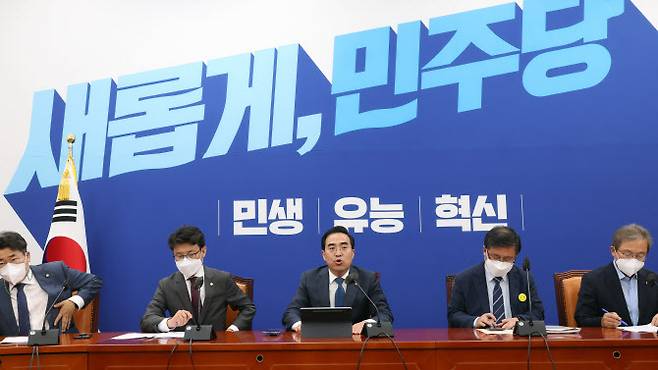박홍근(가운데) 더불어민주당 원내대표가 28일 오전 국회에서 열린 원내대책회의에서 발언하고 있다.(사진=연합뉴스)