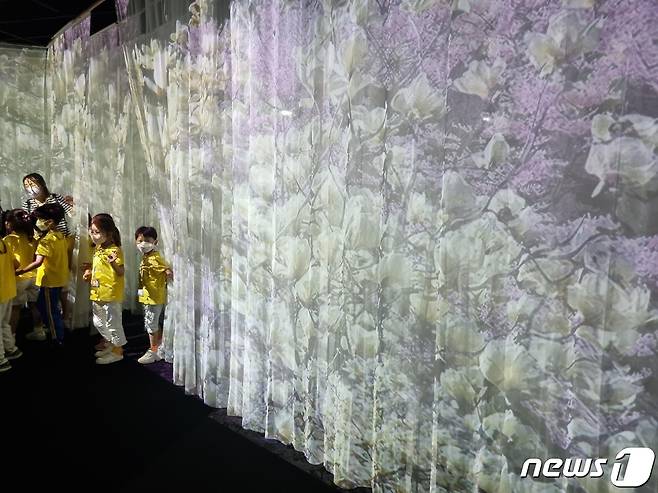 천 스크린에 구현된 '메타 감각의 숲' 전시(환경부 제공) © 뉴스1