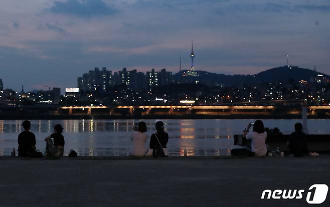 지난해 7월22일 저녁 열대야를 피해 서울 한강공원 반포지구를 찾은 시민들이 야외활동을 하고 있다. 2021.7.22/뉴스1 © News1 박세연 기자