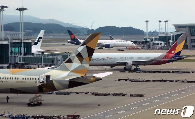 26일 인천국제공항에서 항공기들이 승객들의 탑승을 앞두고 있다. 2022.6.26/뉴스1 © News1 구윤성 기자