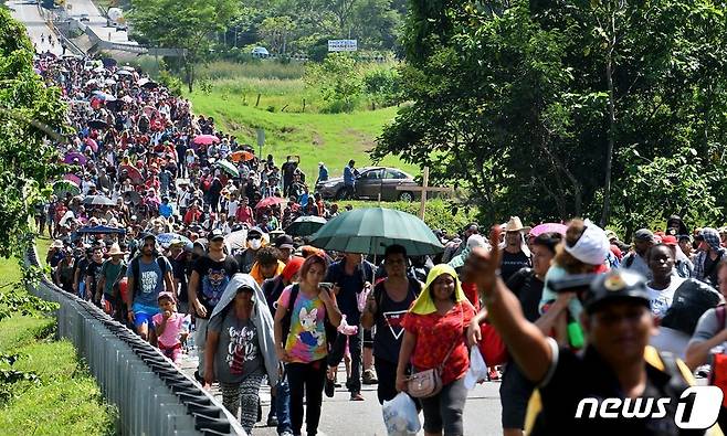 지난해 10월  미국행 중미 국가 출신 이민자들의 행렬 '캐러밴'이 멕시코 시티를 향하던 모습. © AFP=뉴스1 © News1 우동명 기자