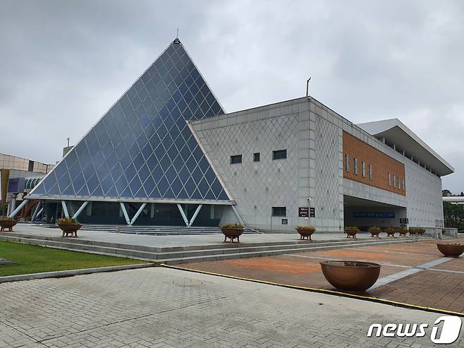 전북 익산의 대표 관광지인 보석박물관이 새롭게 단장한 모습으로 다음 달 1일부터 관광객을 맞이한다.(익산시 제공)2022.6.28./© 뉴스1
