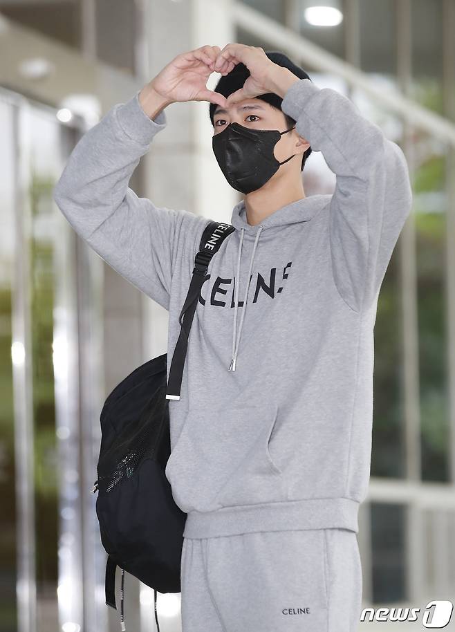 배우 박보검이 28일 김포비즈니스항공센터를 통해 프랑스에서 귀국해 이마 위로 하트를 그리고 있다. © News1 권현진 기자