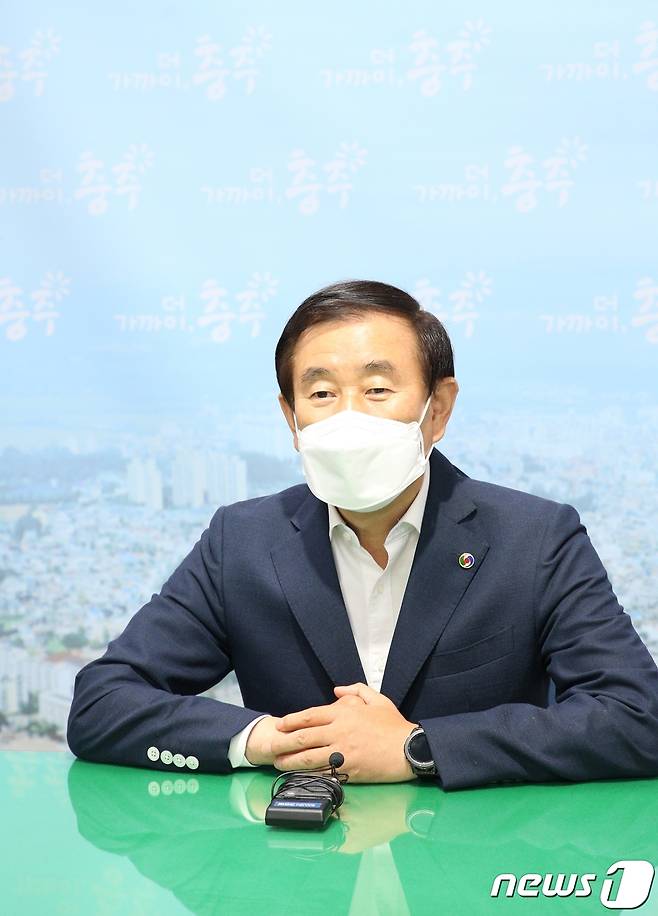 28일 조길형 충북 충주시장이 기자간담회에서 국가정원으로 지정된 탄금대를 활용하기 앞서 정체성부터 찾아야 한다고 강조하고 있다.(충주시 제공)2022.6.28/© 뉴스1