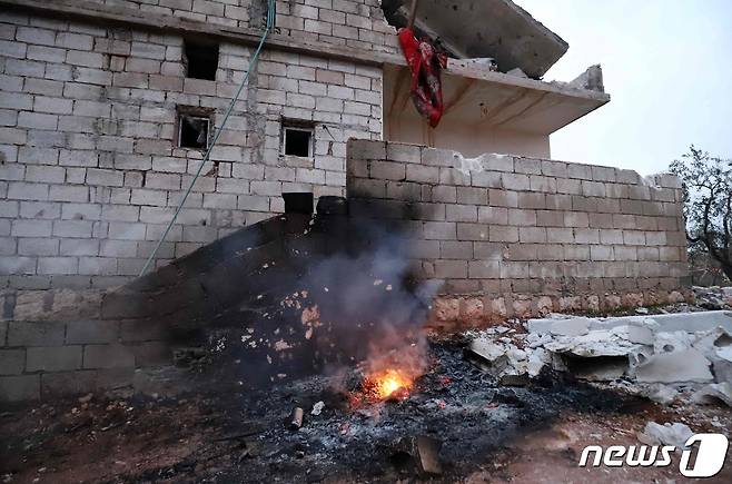 3일(현지시간) 시리아 이들립주 아트메흐 마을의 한 주택이 IS 최고 지도자인 아부 이브라힘 알하시미 알쿠라이시를 제거하기 위해 투입된 미군 특수부대의 작전으로 파괴된 모습이 보인다. © AFP=뉴스1 © News1 우동명 기자