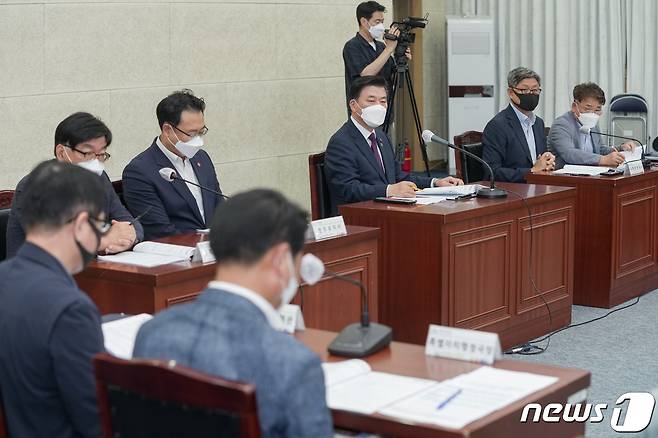 제주특별자치도는 28일 제주도청 탐라홀에서 민선 7기 마지막 주간정책 조정회의를 열고 실국별 여름철 자연재난 종합대책을 점검했다.(제주도 제공)2022.6.28/뉴스1© 뉴스1