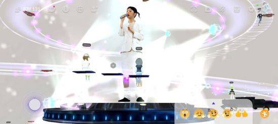 지난 27일 SK텔레콤 메타버스 플랫폼 '이프랜드'에서 열린 '메타버스 뮤직 페스티벌'에서 가수 윤지영이 홀로그램 콘서트를 통해 관객을 만나고 있다. 사진=이프랜드 캡쳐