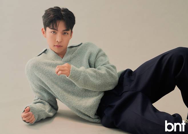 네이비 투턱 와이드 팬츠는 아미 제품.