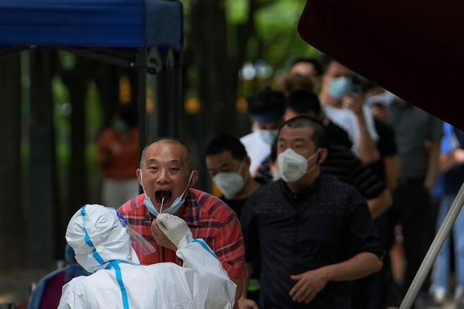 28일 중국 베이징에서 시민들이 코로나 핵산 검사를 받고 있다. 베이징의 경우 대형 건물에 들어가거나 대중교통을 이용하기 위해서는 72시간 이내 실시한 코로나 핵산 검사 음성 증명을 휴대해야 한다./AP 연합뉴스