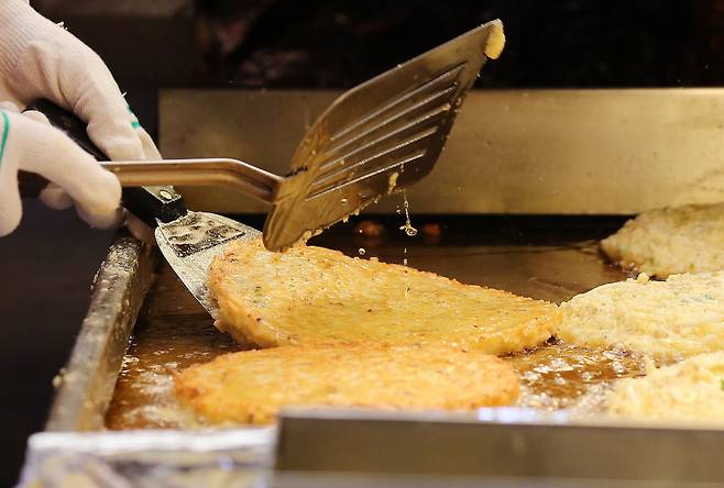 서울 종로구 광장시장 내 빈대떡 매장에서 상인이 빈대떡을 부치고 있다./뉴스1