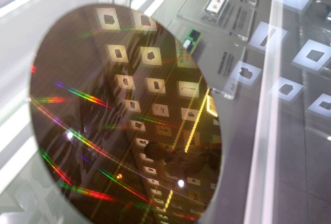 서울 서초구 삼성전자 딜라이트에 전시된 반도체웨이퍼 /뉴스1