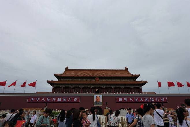 중국 베이징 톈안먼(천안문) 성루의 마오쩌둥 초상화. /김남희 특파원