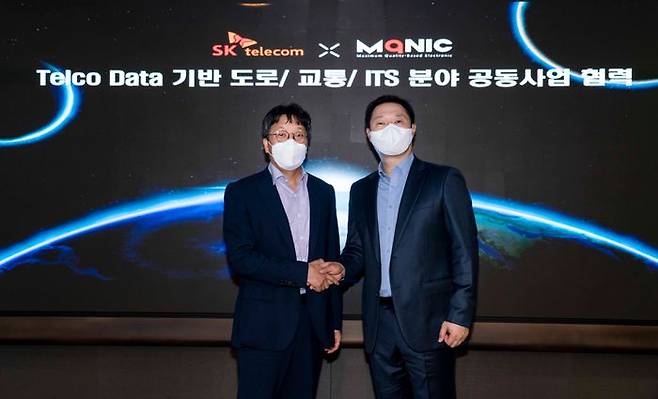 장홍성 SKT 광고·데이터 CO 담당(왼쪽)과 유승모 엠큐닉 대표가 서울 을지로 SKT T타워에서 개최된 업무협약식에서기념사진을 촬영하고 있다.ⓒSKT