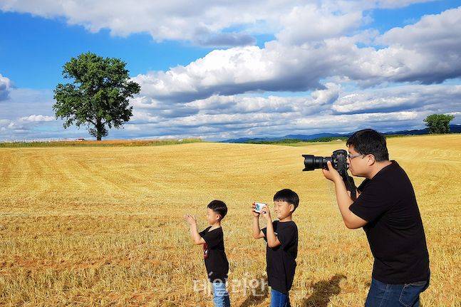 엄태수 사진작가가 다음달 17일까지 그의 두 아들과 함께 사진전을 연다. ⓒ엄태수 작가 제공