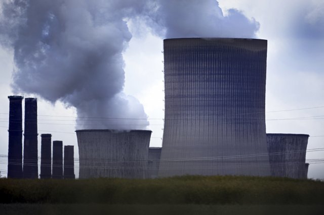 20일 독일 남서부 니더라우젬에 있는 갈탄 화력발전소 냉각탑에서 연기가 피어오르고 있다. 이날 독일, 오스트리아, 이탈리아 
네델란드 등 유럽 각국 정부는 러시아의 천연가스 수출 감축으로 에너지난이 심각해지자 석탄발전소를 재가동한다고 밝혔다. 니더라우젬=AP 뉴시스