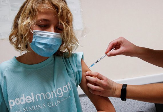 미국의 11세 소년이 코로나19 백신을 접종받고 있다. /사진=로이터뉴스1