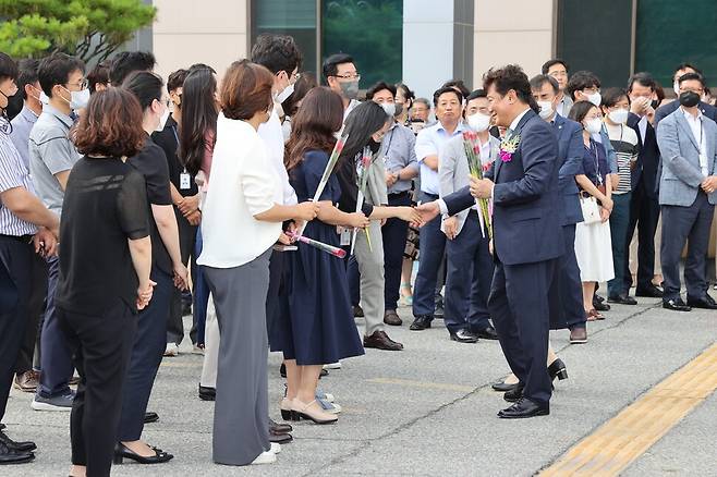 김병우 충북교육감(오른쪽 가슴에 꽃 단 이)이 28일 퇴임식 뒤 직원들과 정을 나누고 있다. 충북교육청 제공