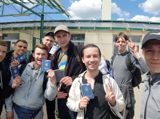 여권이 없던 일부 므리야 댄스팀 구성원은 우크라이나 키이우로 가 여권을 발급받은 뒤 독일로 돌아왔다. 사진 이히 할테 디히 제공